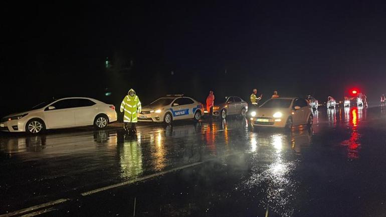 Polisleri taşıyan midibüs kaza yaptı