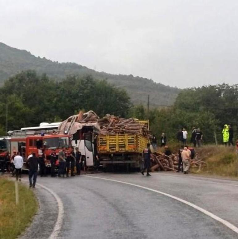 Yolcu otobüsü ile kamyon çarpıştı Ölen 2 kişinin kimliği belli oldu