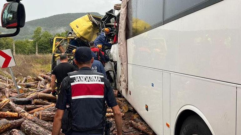 Yolcu otobüsü ile kamyon çarpıştı Ölen 2 kişinin kimliği belli oldu