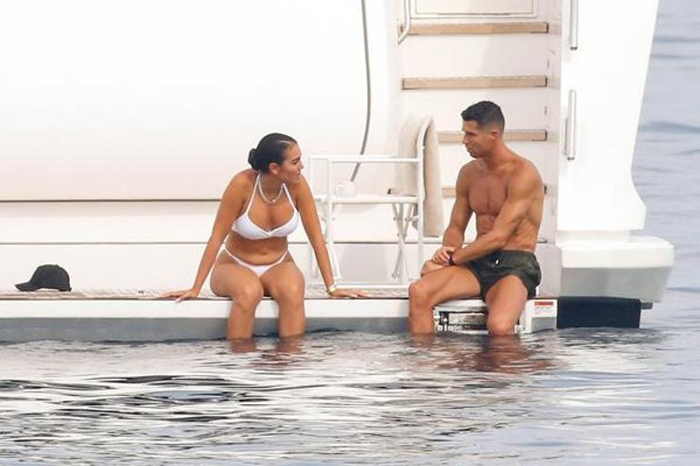 Cristiano Ronaldo ile Georgina Rodriguezin yat tatili Romantik anları kameralara yansıdı