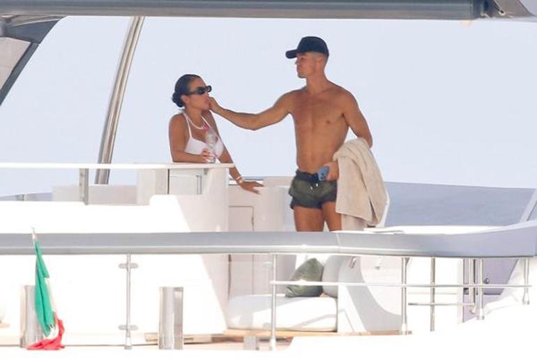 Cristiano Ronaldo ile Georgina Rodriguezin yat tatili Romantik anları kameralara yansıdı