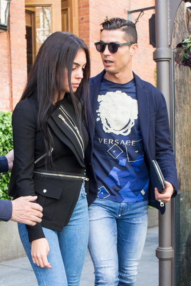 Cristiano Ronaldo ile Georgina Rodriguezin yat tatili Romantik anları kameralara yansıdı