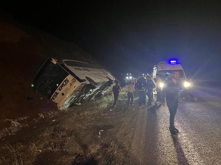 Sivasta yolcu otobüsü devrildi Canımızı kurtarmak için aracı şarampole attım