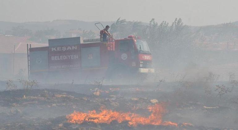 Keşan’da evlere yaklaşan yangın korkuttu