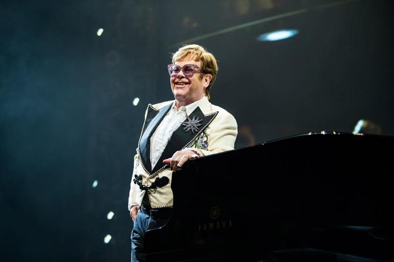 Kariyerine ara vermişti Elton John kör olma tehlikesiyle karşı karşıya