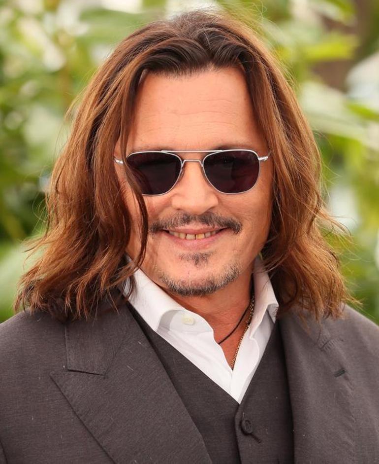 Dişlerinin hali olay olmuştu Johnny Depp gülüşünü yeniledi