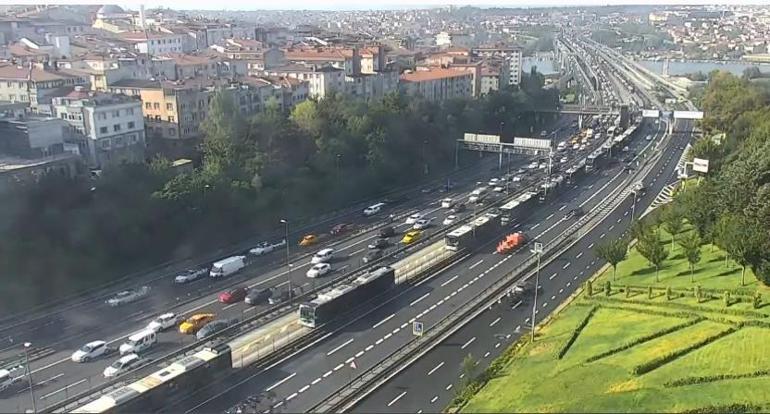 Son dakika: İstanbulda metrobüs yangını Yolcular tahliye edildi