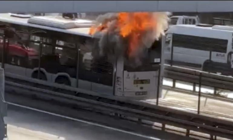 Son dakika: İstanbulda metrobüs yangını Yolcular tahliye edildi