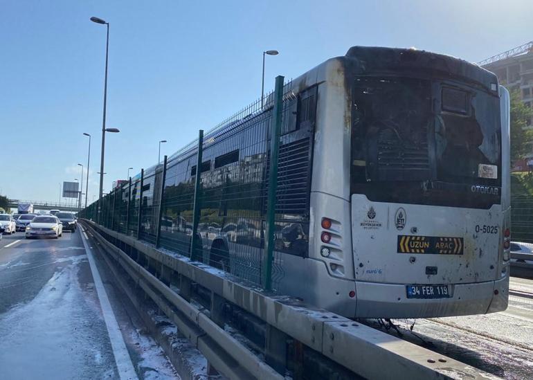 Son dakika: İstanbulda metrobüs yangını Yolcular tahliye edildi