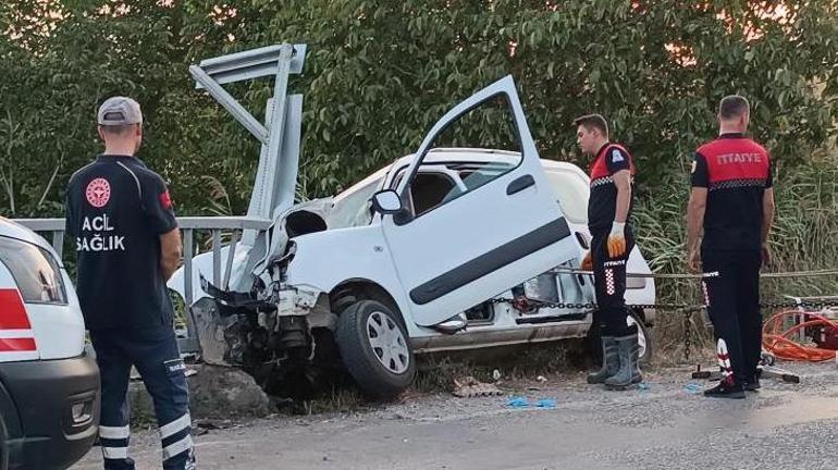 Çanakkalede feci kaza Otomobil bariyerlere ok gibi saplandı: 1 ölü, 1 yaralı