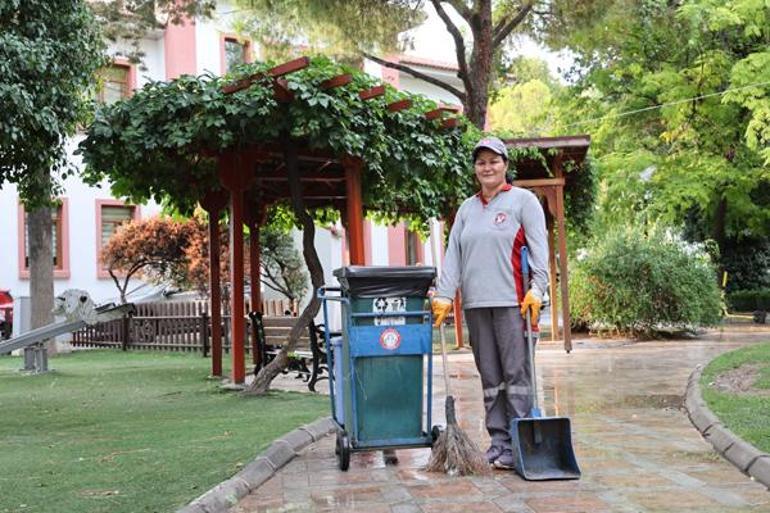 Belediyede temizlik işçisi Sakinenin üniversite başarısı: Bir kadının azimle neler yapacağına şahit olduk