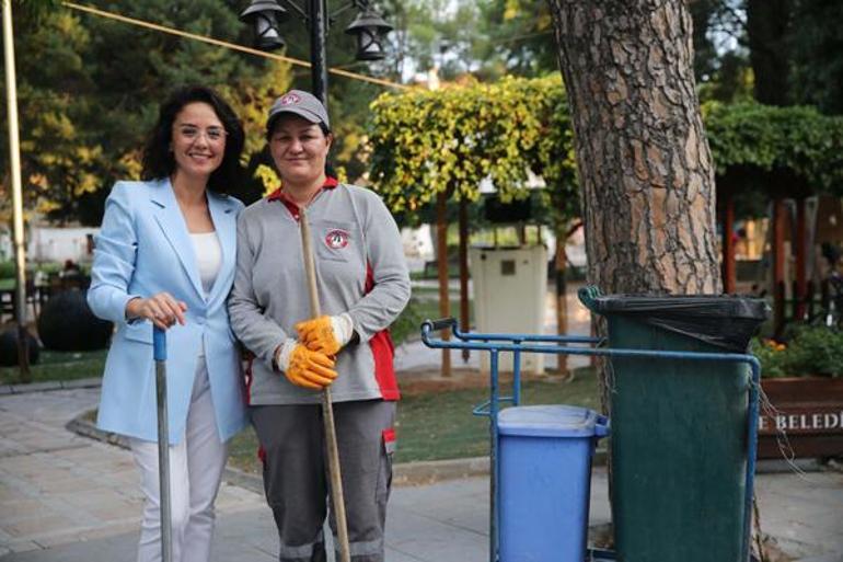 Belediyede temizlik işçisi Sakinenin üniversite başarısı: Bir kadının azimle neler yapacağına şahit olduk