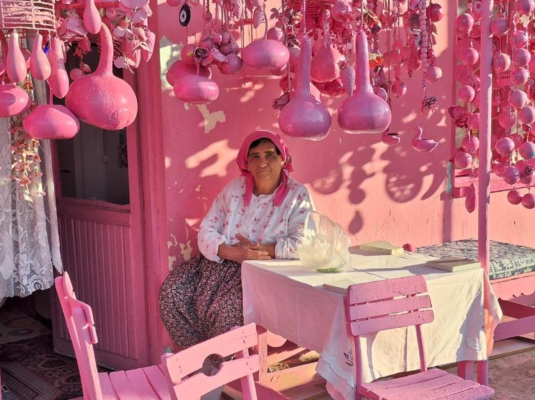 20 yıl karanlıkta yaşadı, her şeyi pembe yaptı Cıvıl cıvıl görünüyor ancak bir kanepem bile yok