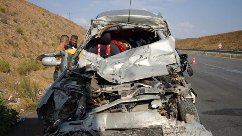 TIRa ok gibi saplanan otomobil hurdaya döndü Eşini görmeden ambulansa binmedi