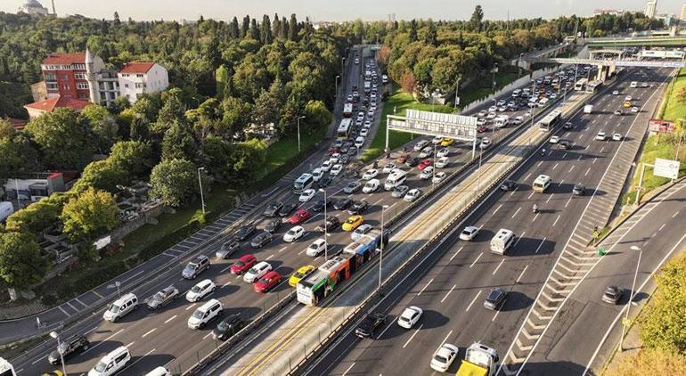 Okullar açıldı İstanbulda trafik yoğunluğu başladı