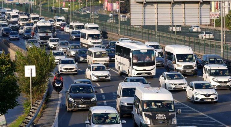 Okullar açıldı İstanbulda trafik yoğunluğu başladı