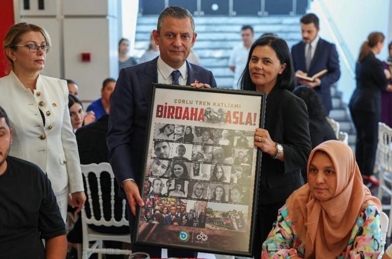 Özgür Özel, mağdur aileleri ile bir araya geldi Annelerin gözünün yaşının rengi olmaz