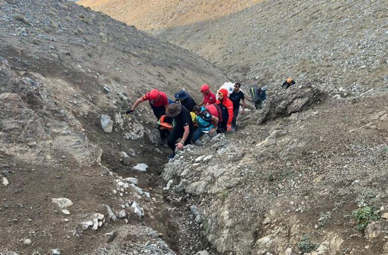 Dağlık alana zorunlu iniş yaptı Yamaç paraşütçüsü 7 saatte kurtarıldı