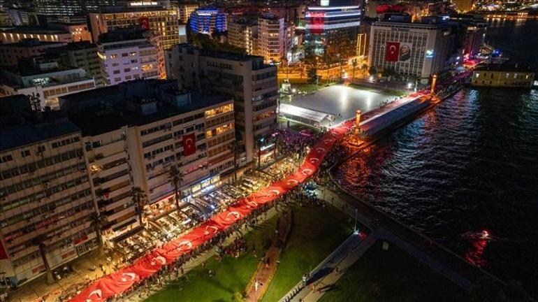 İzmirin düşman işgalinden kurtuluşunun 102. yıl dönümü 350 metrelik Türk bayrağını taşıdılar