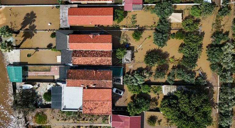 Meteoroloji uyarmıştı İzmir sular altında: Yol çöktü, bir araç çukura düştü