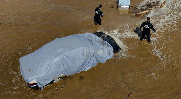 Meteoroloji uyarmıştı İzmir sular altında: Yol çöktü, bir araç çukura düştü