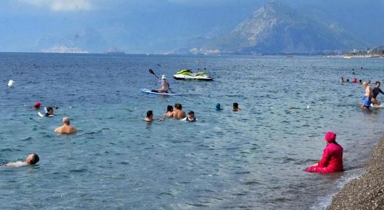 Yağmura rağmen denize akın ettiler Tam tatil yapılacak zaman