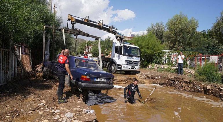 İzmiri sağanak vurdu Eğitime bir gün ara verildi