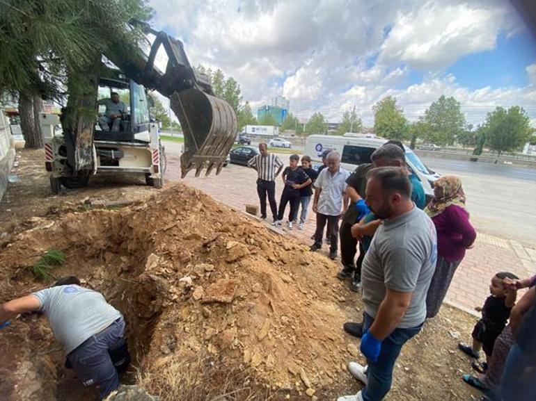 Kabri mezarlığın dışında kaldı, ardından dram çıktı: Şimdi ablasının kucağında, annesinin kucağına gidecek