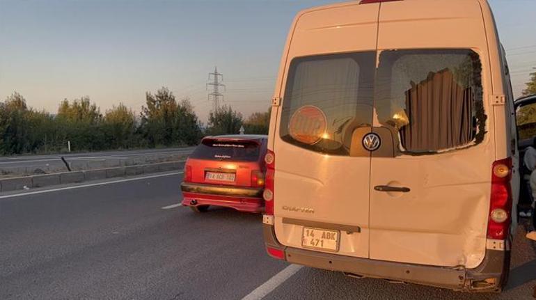 Boluda motosiklet iki aracın arasından geçerken minibüse çarptı