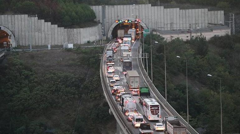 Anadolu Otoyolunda feci kaza 3 TIR birbirine girdi trafik aksadı