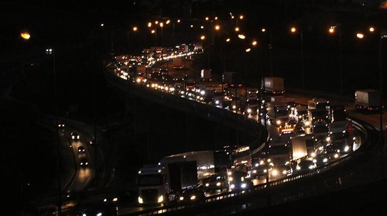 Anadolu Otoyolunda feci kaza 3 TIR birbirine girdi trafik aksadı