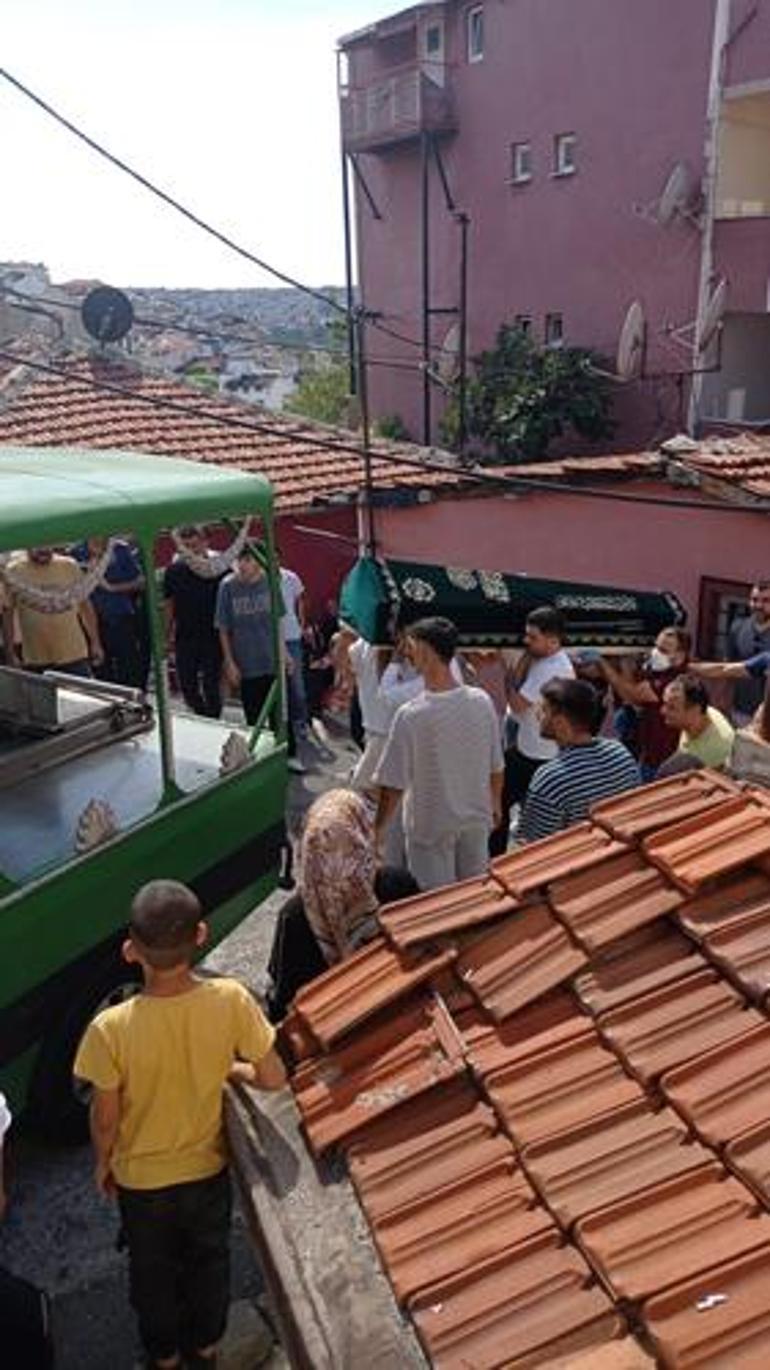 Annesinin cesediyle 2 gün aynı evde yaşadı