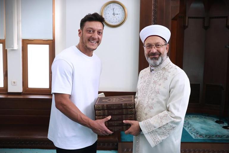 Mesut Özil gönüllü olarak cami temizliğine katıldı Diyanet İşleri Başkanı paylaşım yaptı