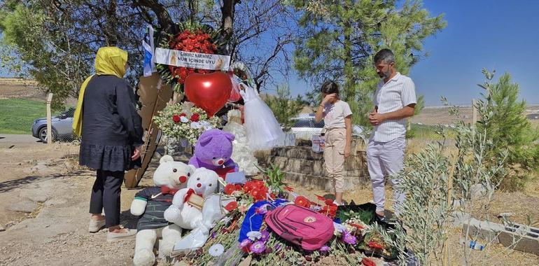 Narin Güranın kabrine ziyaret: Oyuncak bırakıyorlar