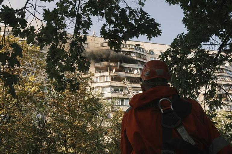 Rusya içinde sivillerin bulunduğu binayı vurdu Çok sayıda yaralı var