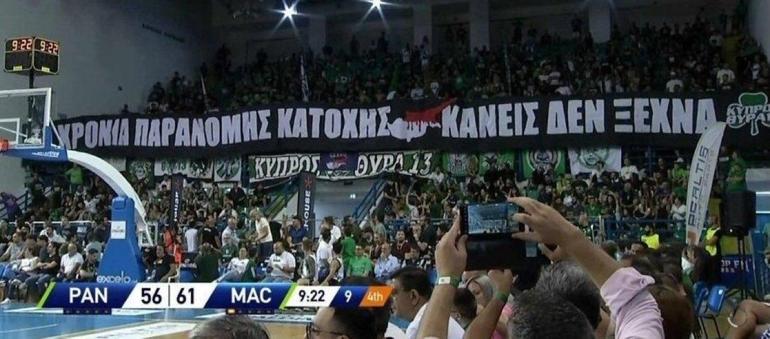 Panathinaikos - Maccabi maçında skandal pankart Ergin Ataman çılgına döndü