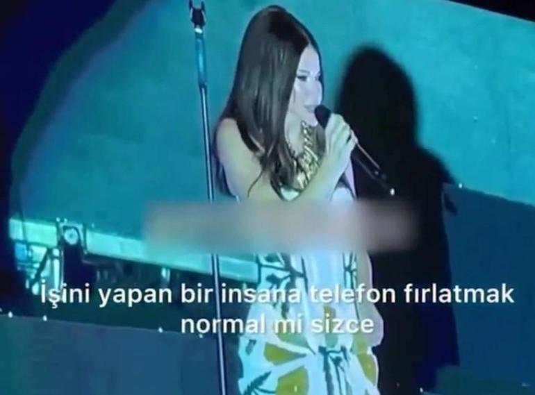 Simge Sağın sahnede neye uğradığını şaşırdı Önce çiçek sonra telefon fırlattılar