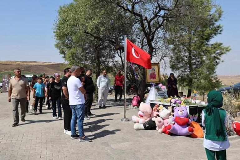 Türkiyenin dört bir yanından mezarını ziyarete geliyorlar: Narin ölmedi, insanlık öldü