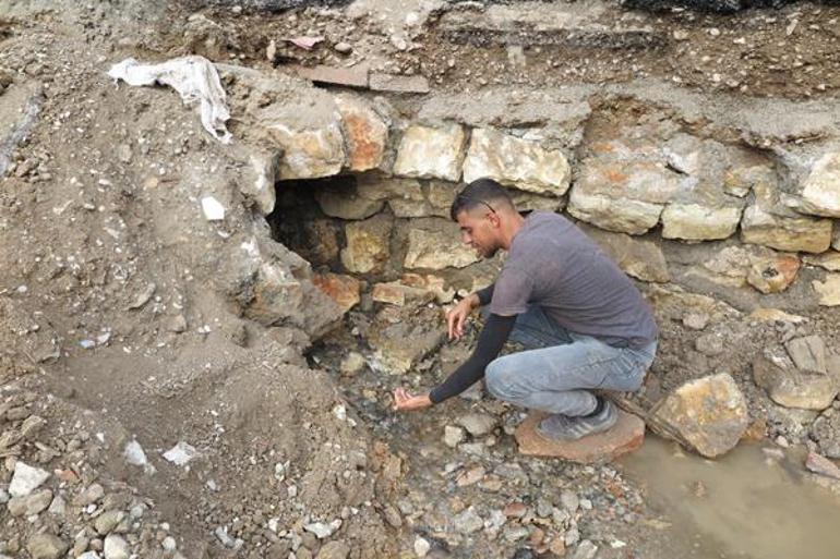 Depremde yıkılan binanın temelinden tarih çıktı: Biz hortum zannettik