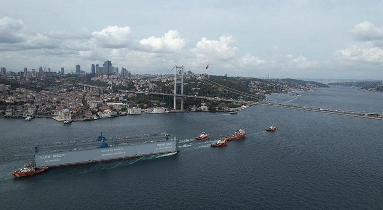 PD-30 isimli yüzer havuz boğaz geçişini tamamladı Gemi trafiği yeniden açıldı