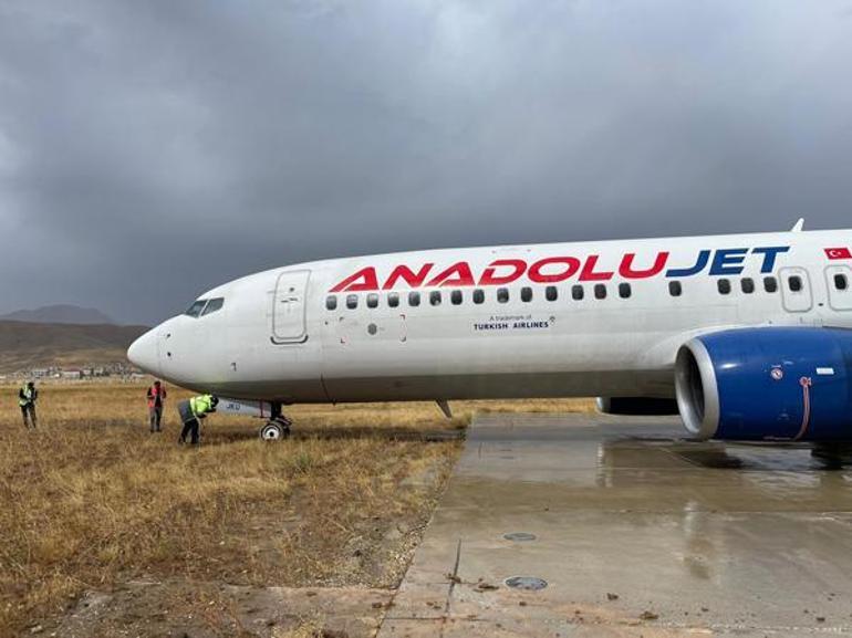 Hakkaride yolcu uçağı pistten çıktı