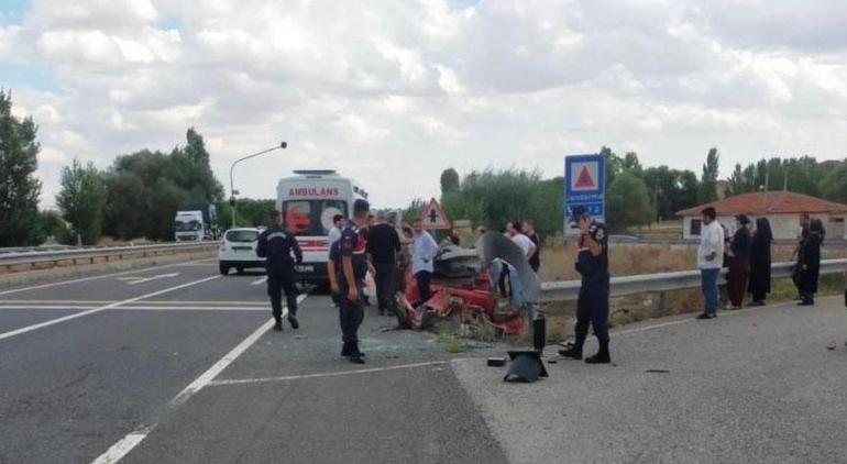 Otomobil bariyerlere ok gibi saplandı: 1 ölü, 1 yaralı