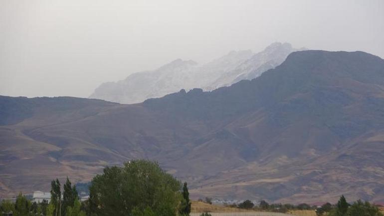 Vanda Erek Dağı inanışı sürüyor Mevsimin ilk karı düştü