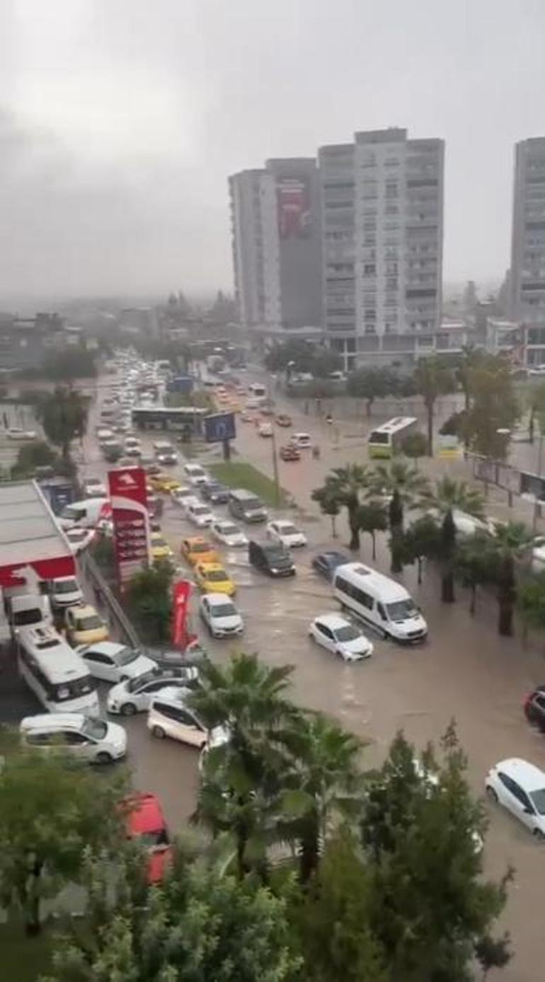 Adanada şiddetli yağış sele dönüştü Araçlar su içinde kaldı