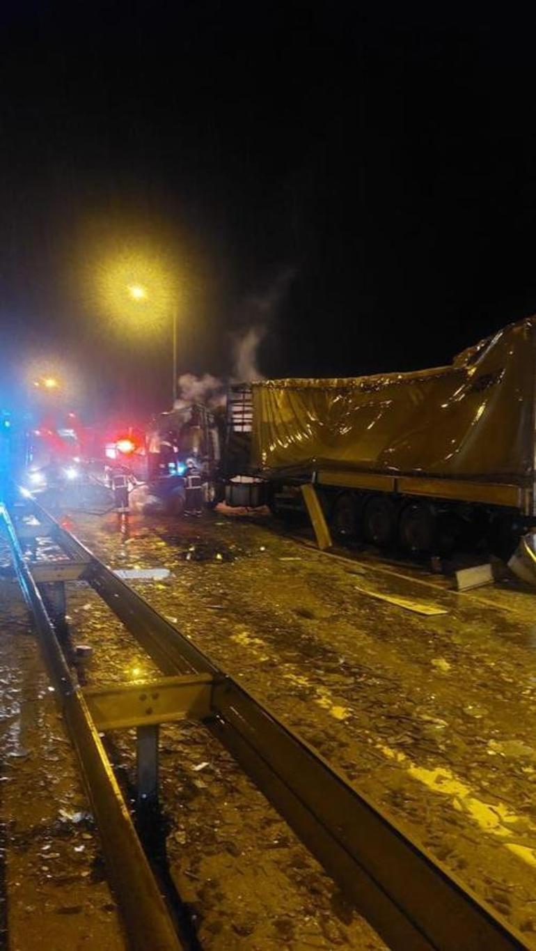 TAG Otoyolunda 3 ayrı kaza  Aynı bölgede 2 TIR ile 1 minibüs kazası meydana geldi