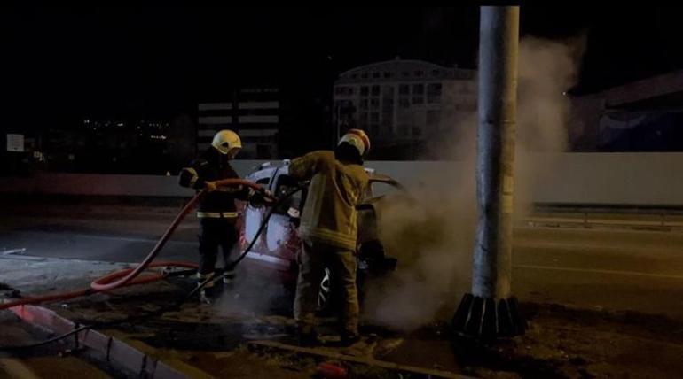 Korku dolu anlar Sürücü fırladı dumanların yükseldiği araç alev alev yandı