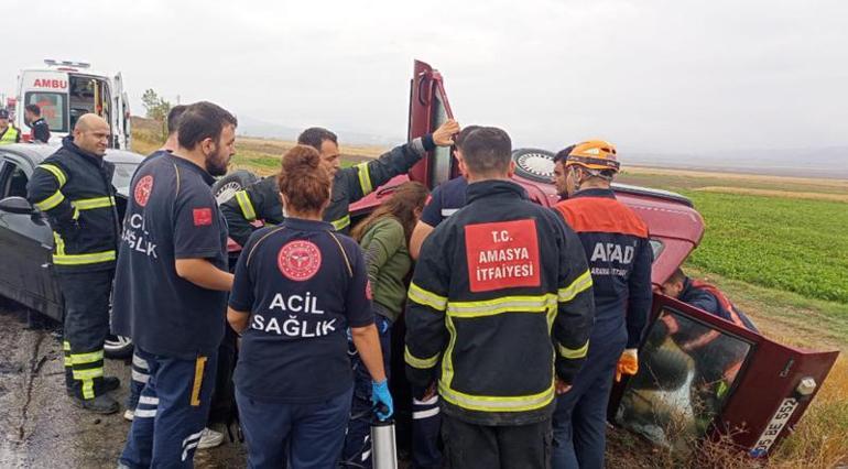 Otomobil ile hafif ticari araç kafa kafaya çarpıştı 2 kardeş hayatını kaybetti