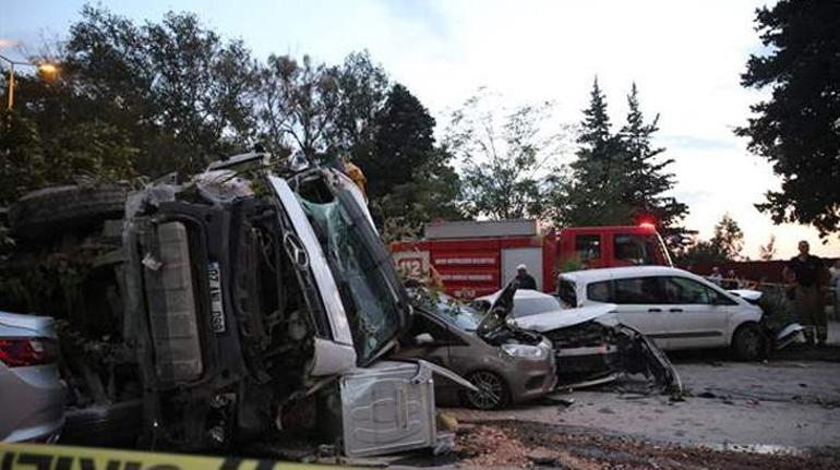 Hatayda feci kaza Hafriyat kamyonu tam 7 araca çarparak durabildi