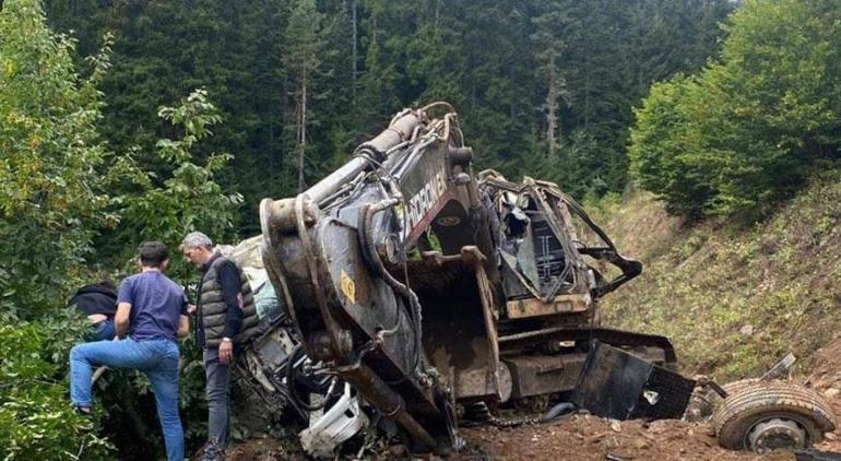 İş makinesi yüklü kamyon uçuruma yuvarlandı: 2 ölü