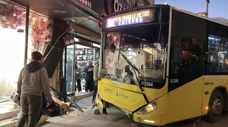 Bayrampaşada İETT otobüsü gelinlik mağazasına girdi